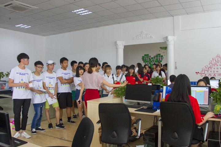  学生到香阁儿公司参观体 