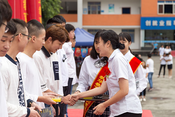 <b>职校生为何是企业争抢的“香饽饽”</b>