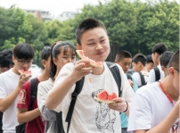 <b>西瓜红了，四川新华学子尽显“吃货”本能</b>
