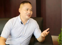 <b>新华教育集团常务副总裁许绍兵接受新浪网专访</b>
