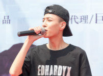 <b>《我们的十八岁》粉丝见面会引爆全场校长张驰空降四川新华</b>