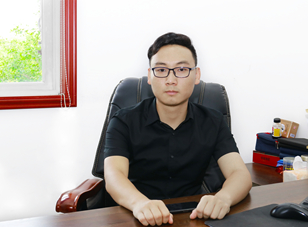 <b>毕业五年身家千万，难忘母校情谊 </b>