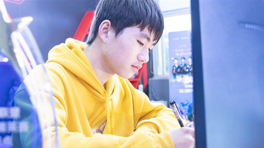 <b>王银生:表姐推荐我来新华学技术 </b>