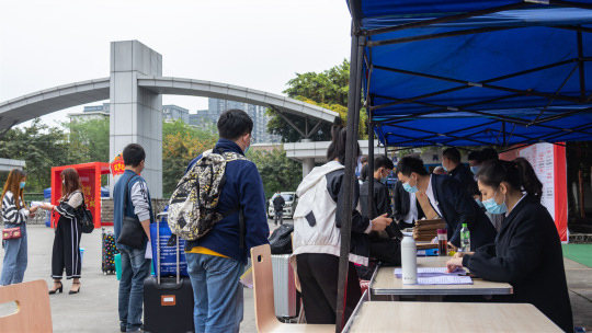 <b>开学啦！四川新华迎来第一批返校学子</b>