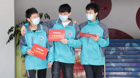 <b>三人结伴来新华,老朋友再做新同学!</b>