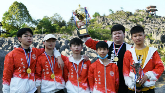 <b>牛!电竞学生又在搞事了!给你一个37℃的夏天</b>