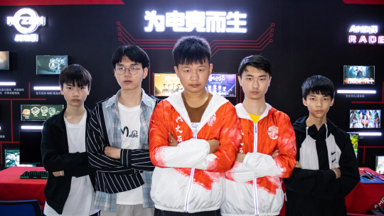 <b>走进四川新华电竞夺冠学子,被误解的青春需要正名!</b>