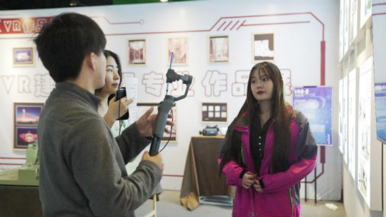 <b>“嗨学体验官”石榴哥连麦新华影视动漫学生</b>