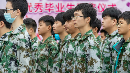 <b>新生的第一课，军训生活打响了新生活的第一枪！</b>