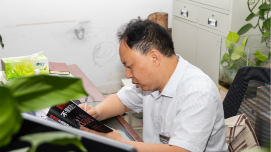 <b>中国东方教育匠师：张兴强 ▎不忘初心 新华十载风雨同舟</b>