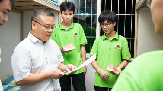 <b>【九月开学季】院领导走访宿舍慰问新生</b>
