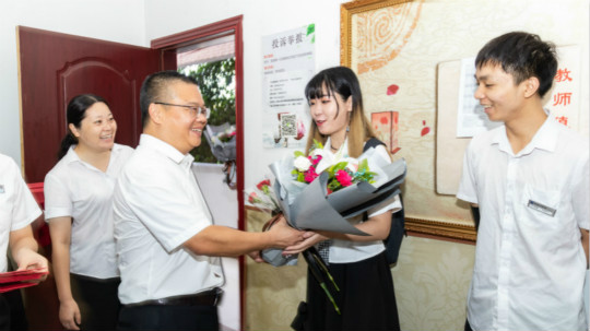 <b>教师节校领导慰问各部门老师</b>