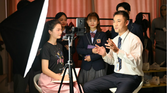 <b>来新华学好互联网技术，才能登的更高，走的更远</b>