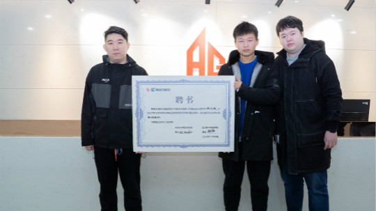 <b>厉害！新华16岁电竞少年，签约国内顶级俱乐部！</b>