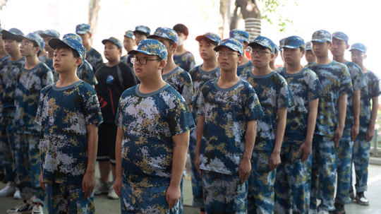 <b>当你还在观望时,新华学子已经开始军训蓄势待发了</b>