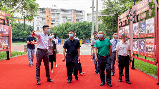 <b>【中秋节的慰问】热烈欢迎双流区政府领导莅临成都新华！</b>