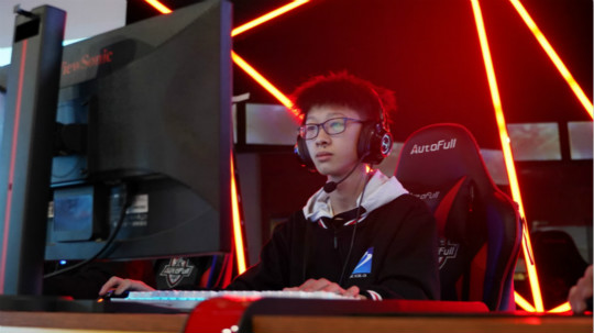 <b>王者争霸 限定名额！LGD俱乐部明星成员来新华啦！</b>