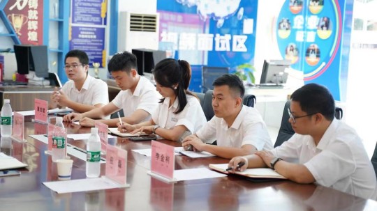 <b>成都新华与新蔚航空开展校企合作交流会圆满举行</b>