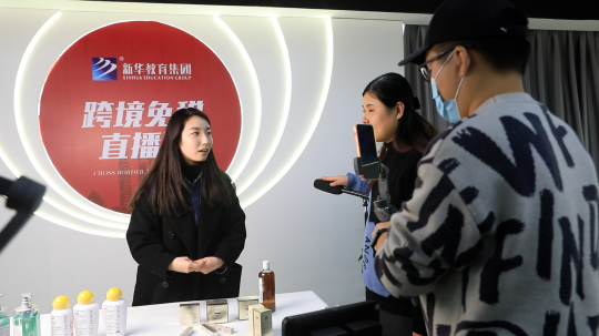 <b>新华电脑教育开展“百企千师进万家”活动</b>