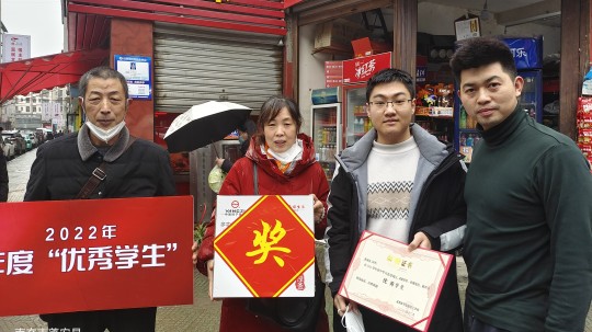 <b>新华荣誉送到家|敦品励学，激励成长</b>