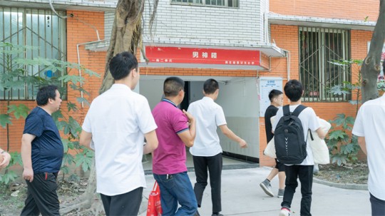 <b>同成长，齐奋进！自贡双胞胎兄弟双双报考成都新华</b>