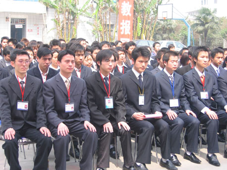 热烈庆祝“电子科技大学网络教育学院新华电脑学校教学区”揭牌仪