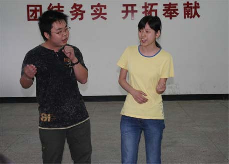 乘着歌声的翅膀 唱响新华的希望