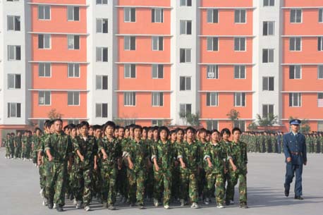 绿色身影  闪耀新华----记06级新生军训汇报表演暨表彰大会