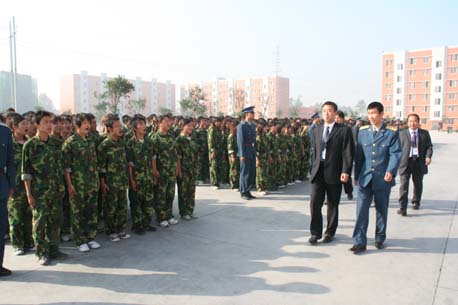 绿色身影  闪耀新华----记06级新生军训汇报表演暨表彰大会