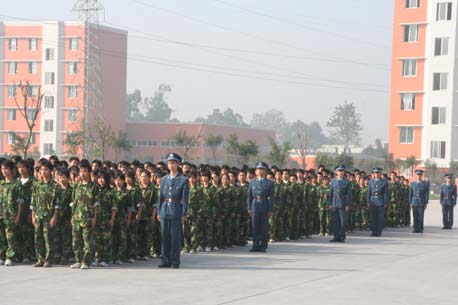 绿色身影  闪耀新华----记06级新生军训汇报表演暨表彰大会