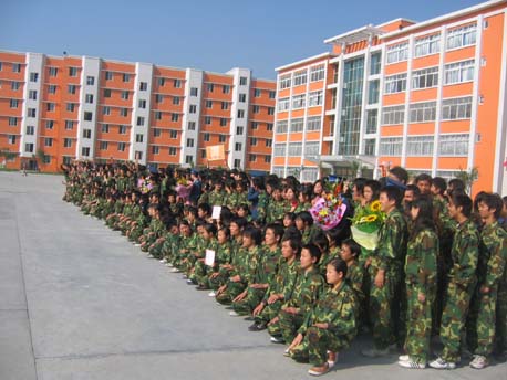 绿色身影  闪耀新华----记06级新生军训汇报表演暨表彰大会