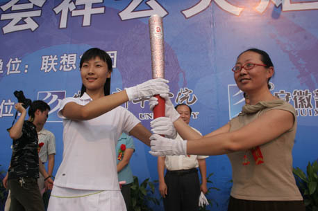 “祥云”火炬亮相新华 奥运精神融入校园