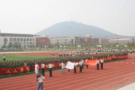 “祥云”火炬亮相新华 奥运精神融入校园