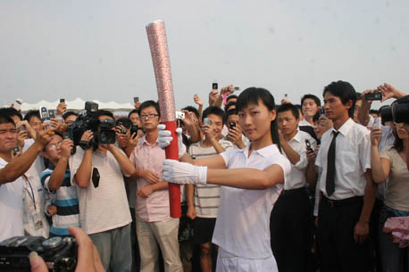 “祥云”火炬亮相新华 奥运精神融入校园