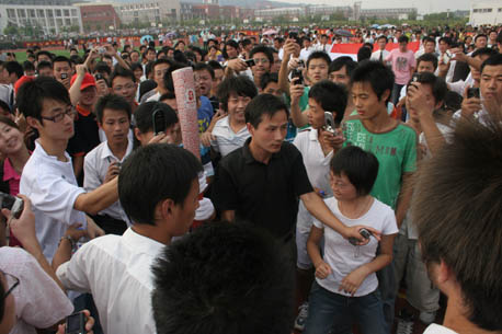 “祥云”火炬亮相新华 奥运精神融入校园