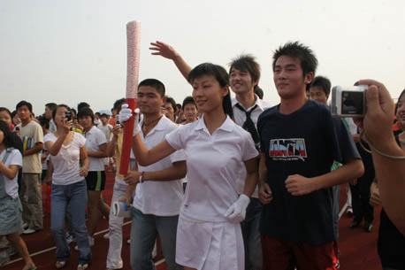 “祥云”火炬亮相新华 奥运精神融入校园