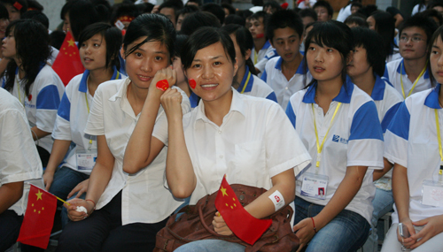 全校师生齐助威共迎盛事