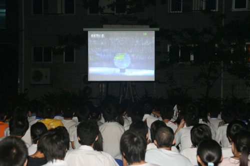 全校师生齐助威共迎盛事