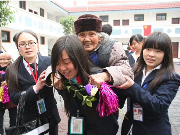 学雷锋精神 承传统美德---四川新华电脑学校组织学生到敬老院送温