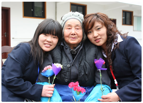 学雷锋精神 承传统美德---四川新华电脑学校组织学生到敬老院送温