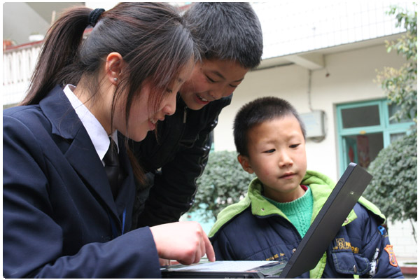 学雷锋精神 承传统美德---四川新华电脑学校组织学生到敬老院送温