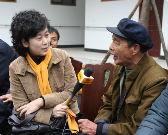 学雷锋精神 承传统美德---四川新华电脑学校组织学生到敬老院送温