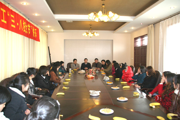 四川新华电脑学校隆重举行“三八妇女节”庆祝活动