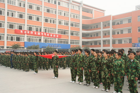 军歌嘹亮,步伐整齐--记四川新华09级新生军训汇演