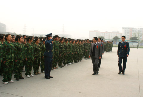 军歌嘹亮,步伐整齐--记四川新华09级新生军训汇演