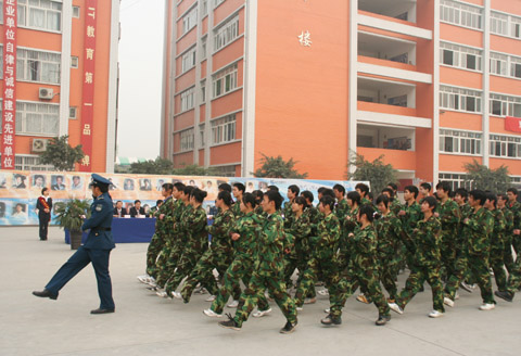 军歌嘹亮,步伐整齐--记四川新华09级新生军训汇演