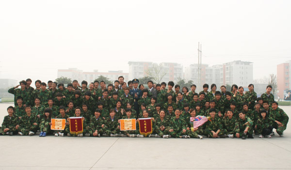 军歌嘹亮,步伐整齐--记四川新华09级新生军训汇演