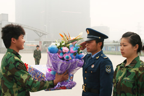 军歌嘹亮,步伐整齐--记四川新华09级新生军训汇演