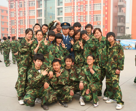 军歌嘹亮,步伐整齐--记四川新华09级新生军训汇演