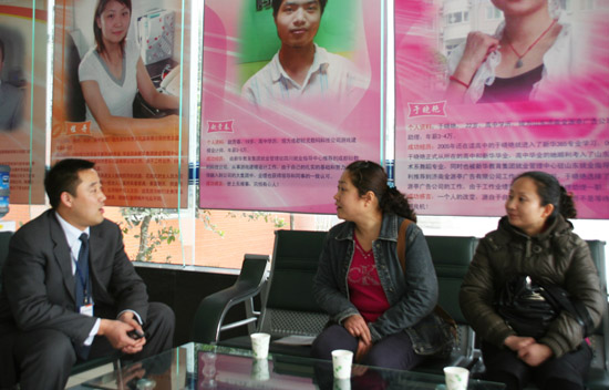 点燃青春、人生从这里开始--记互惠商业集团四川新华电脑学校专场